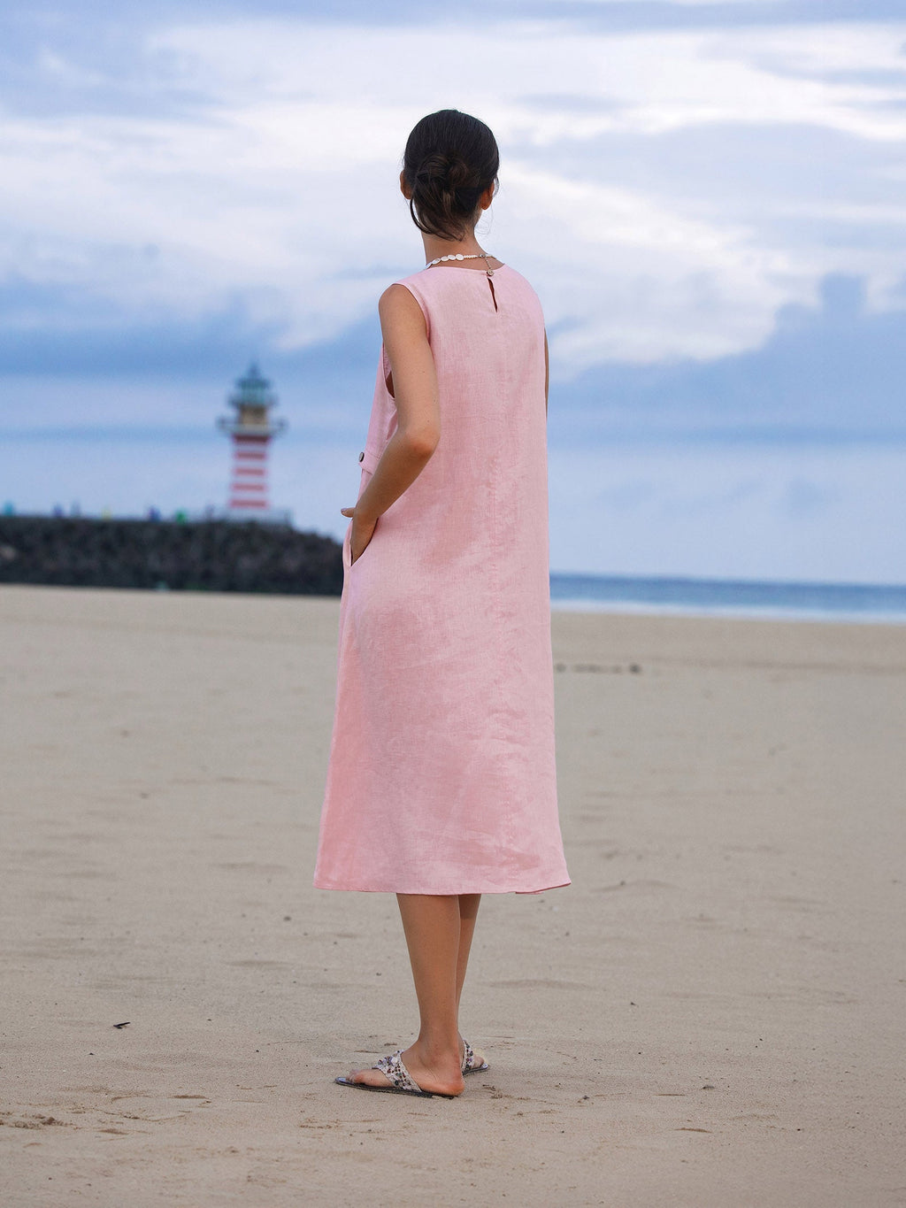 Elisabeth - Vestido midi sin mangas clásico con pliegues.