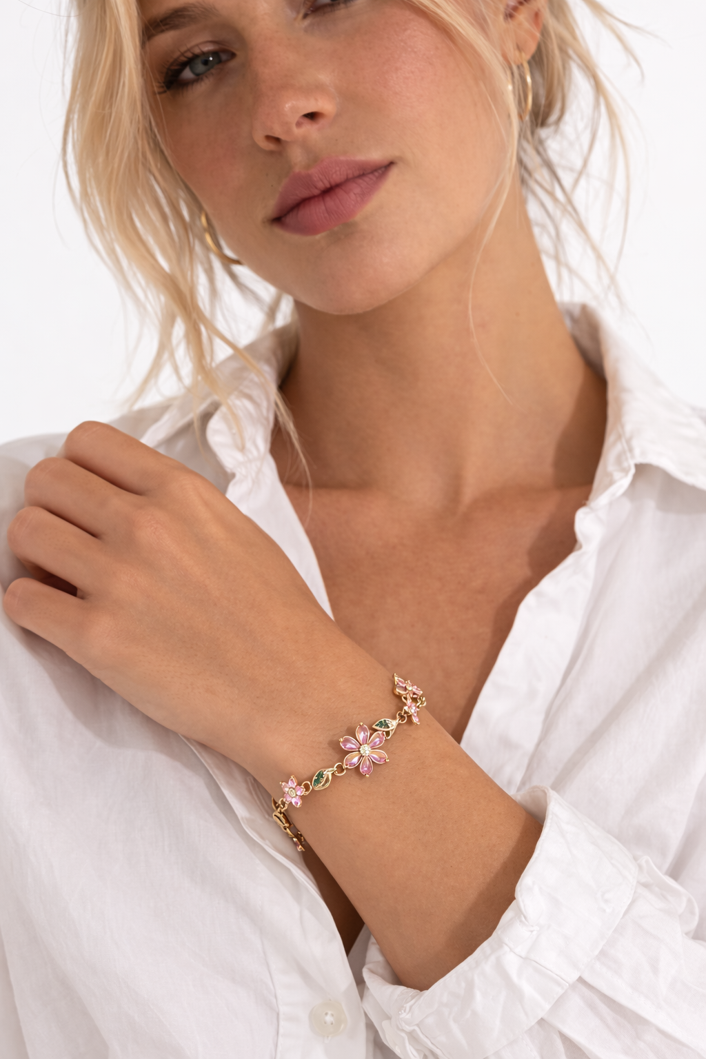 Pulsera Blossom Elegance™ – Diseño Floral con Detalles Brillantes