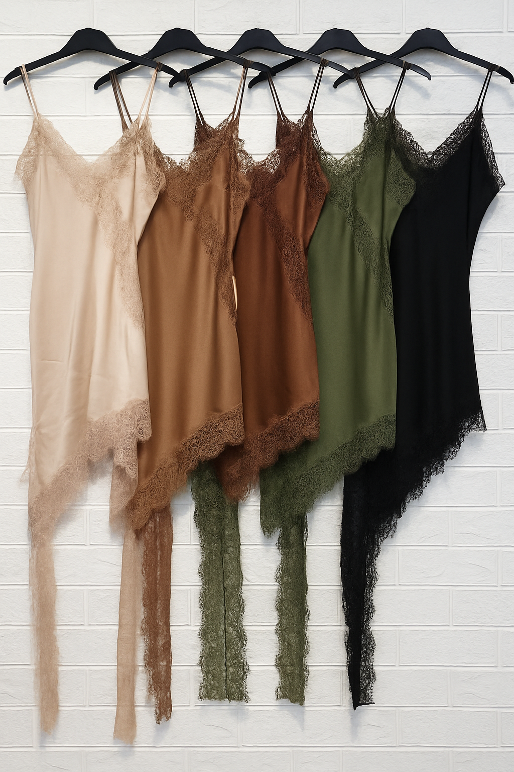 Velvet Muse™ – Top Lencero Satinado con Encaje