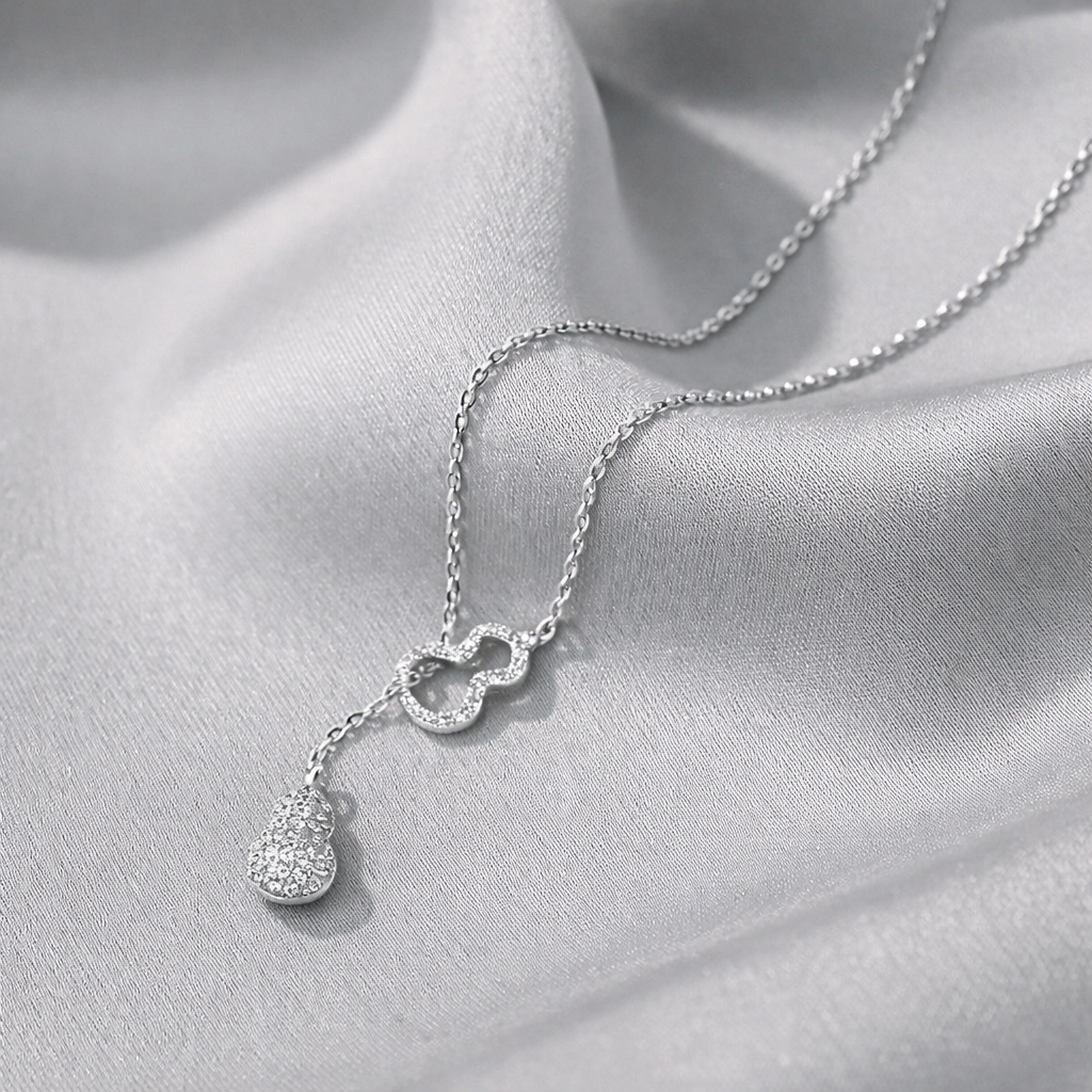 Collar Elegance Clover™ – Colgante Minimalista con Detalles Brillantes