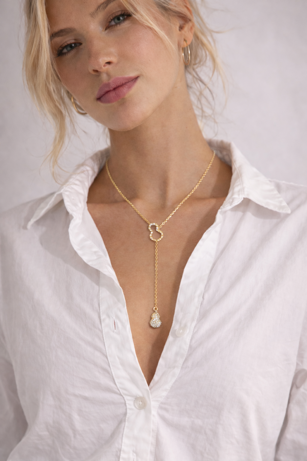 Collar Elegance Clover™ – Colgante Minimalista con Detalles Brillantes