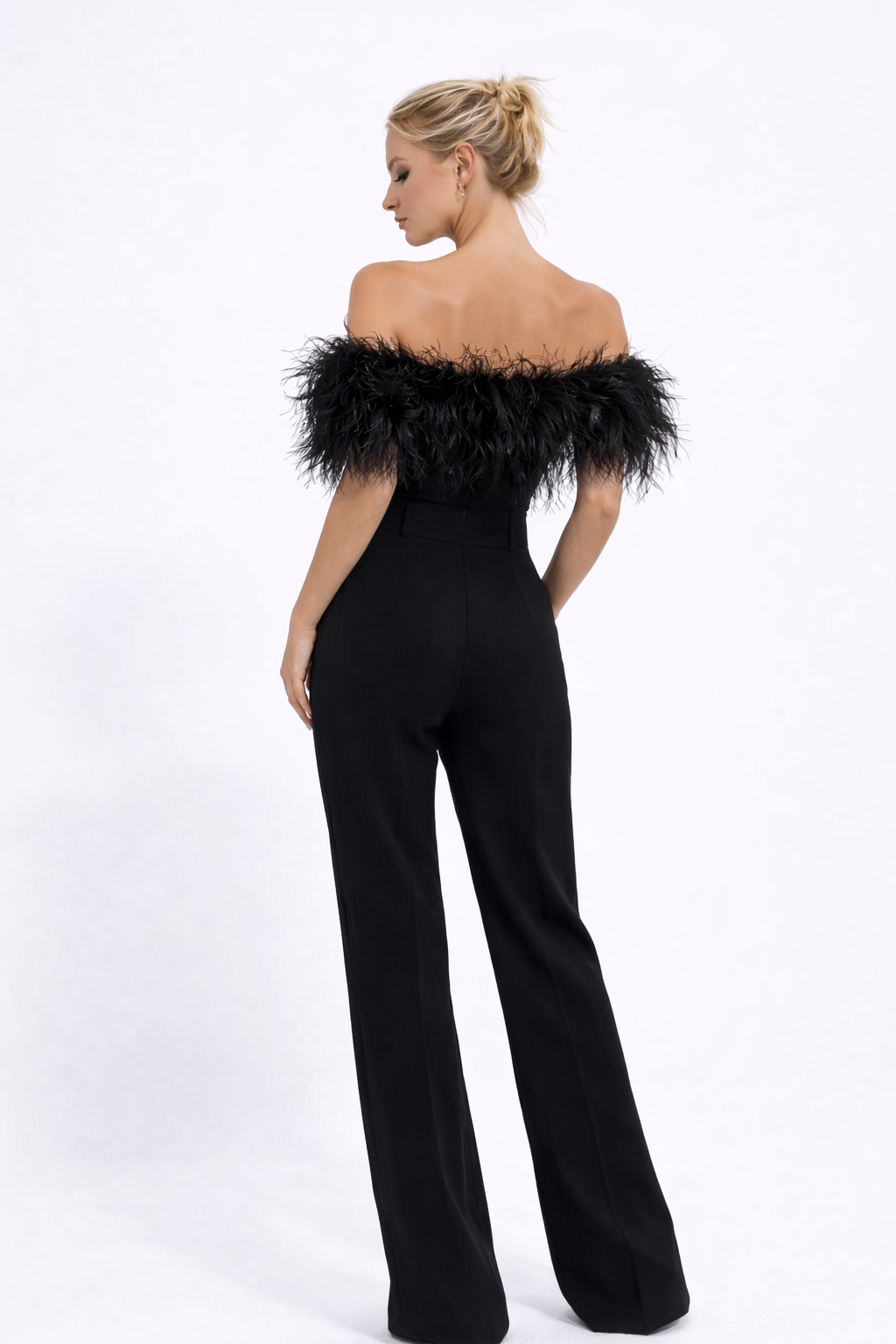 Mono Largo de plumas elegante